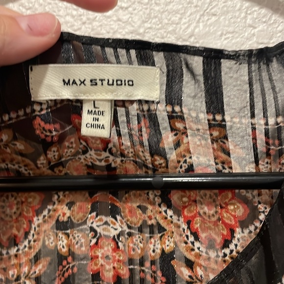 Max Studio Sheer floral top with lining tank underneath and elastic waist - Picture 2 of 4